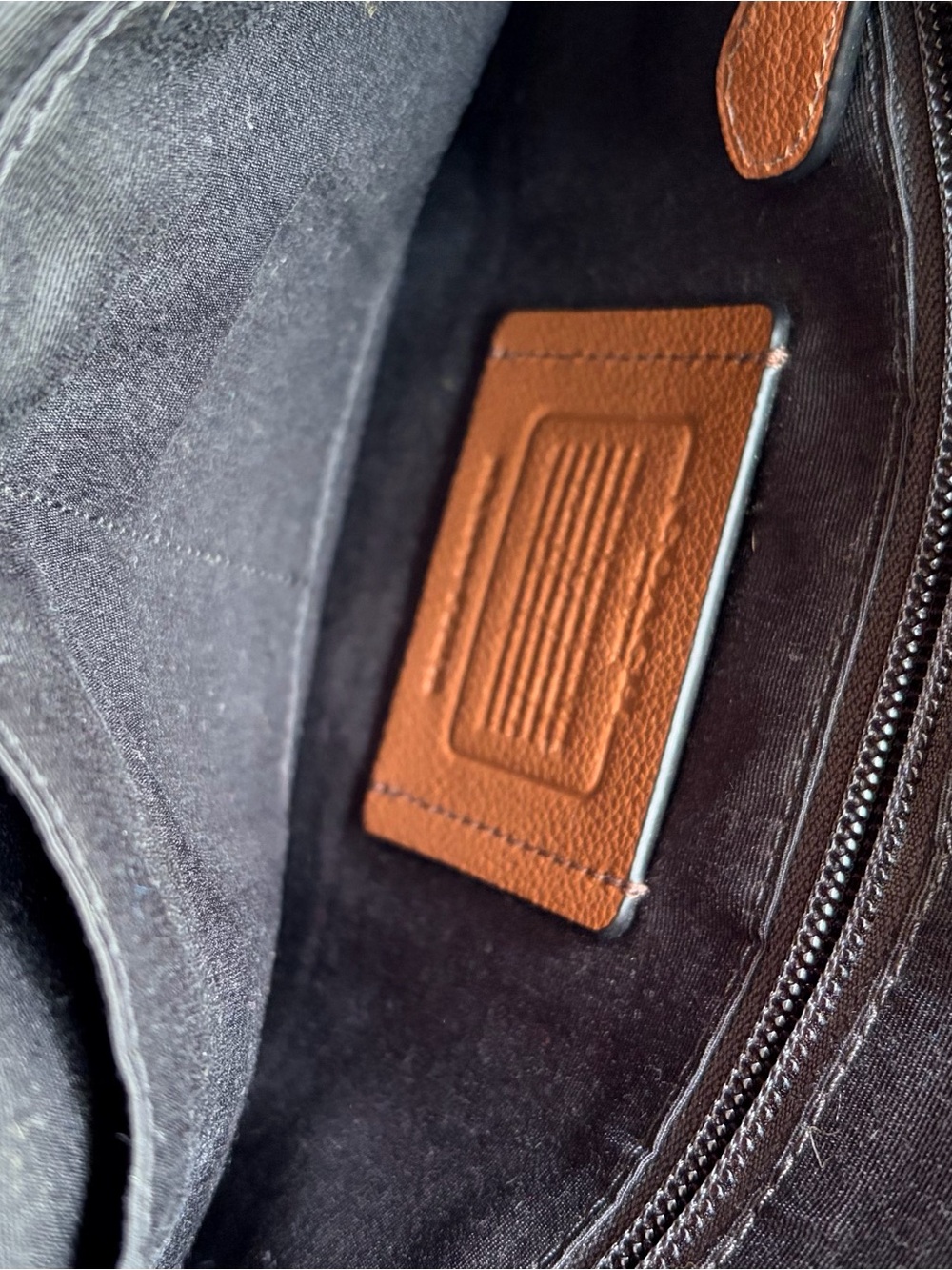 *pre-loved* COACH Charles Varsity Stripe
Crossbody Unisex Messenger
Bag Leather - Picture 6 of 8